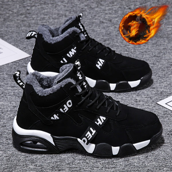 Férfi téli cipő feliratokkal és meleg béléssel