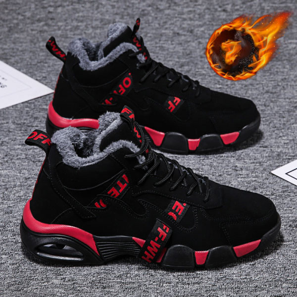 Férfi téli cipő feliratokkal és meleg béléssel