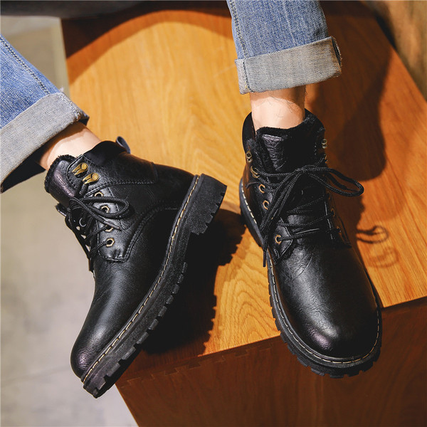 Férfi téli bőrcsizma meleg béléssel és fűzővel