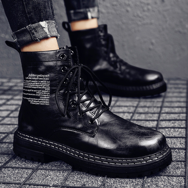 Modern férfi csizma eko bőrből, feliratokkal