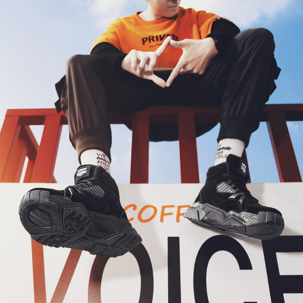 Alkalmi téli cipő feliratokkal és nyakkendőkkel