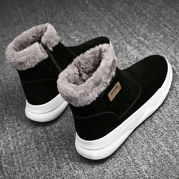 Modern férfi csizma emblémával és meleg béléssel