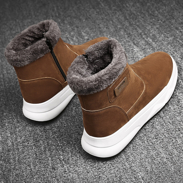 Modern férfi csizma emblémával és meleg béléssel