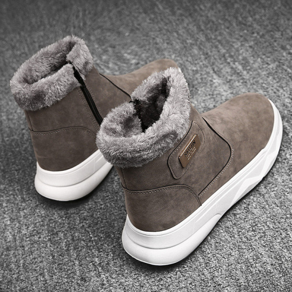 Modern férfi csizma emblémával és meleg béléssel