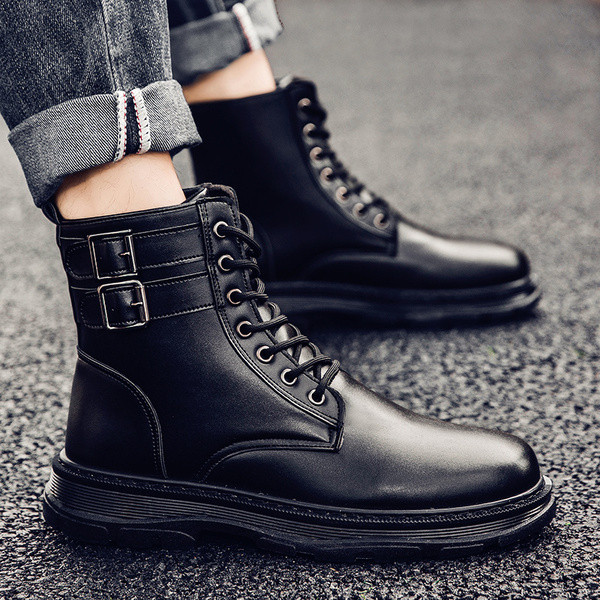 Eko bőrből készült férfi alkalmi csizma fém elemmel