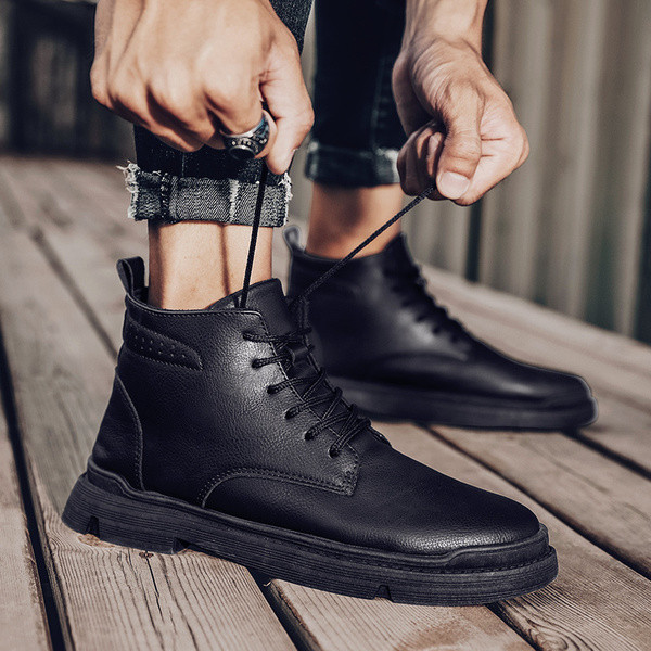 Stílusos férfi csizma ekobőr sima modellből