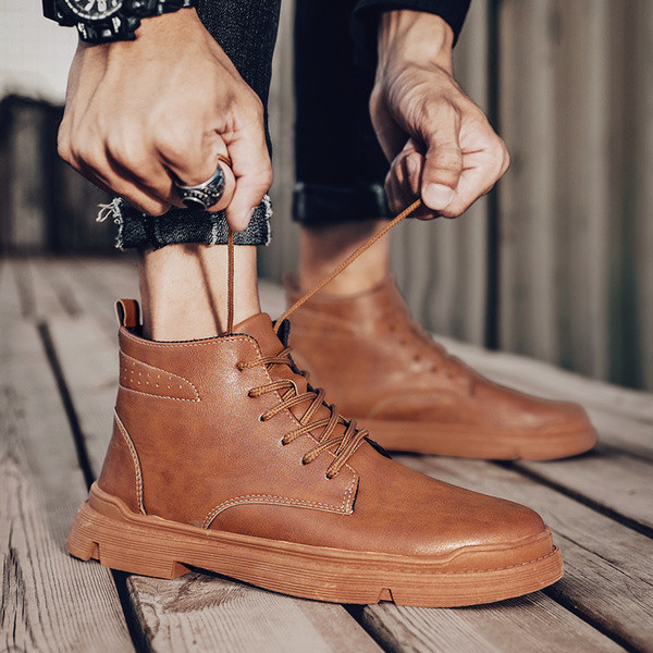 Stílusos férfi csizma ekobőr sima modellből