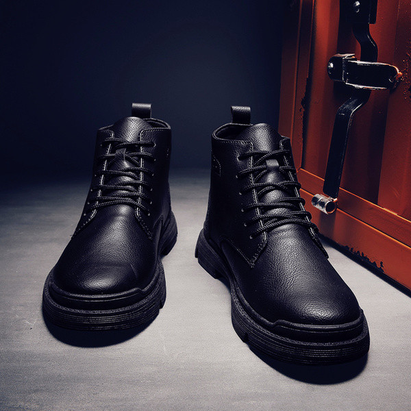 Stílusos férfi csizma ekobőr sima modellből