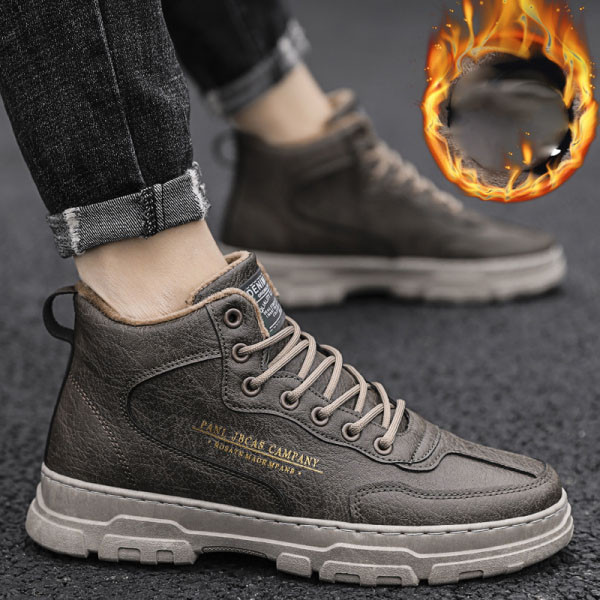 Férfi bőrcipő emblémával és meleg béléssel