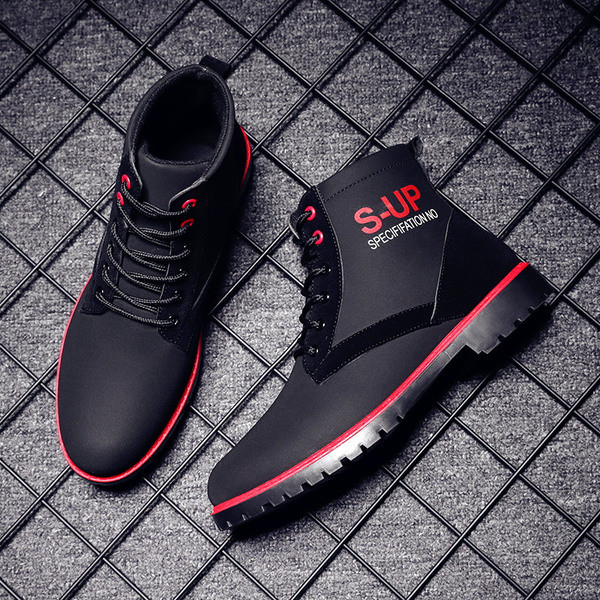 Aktuális férfi téli cipő felirattal és fűzővel