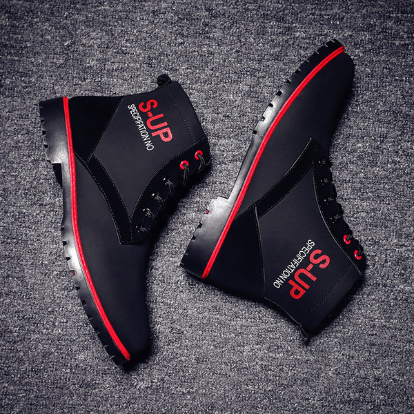 Aktuális férfi téli cipő felirattal és fűzővel