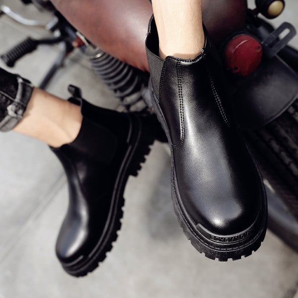 Férfi aktuális téli cipő lapos talppal, tiszta modell