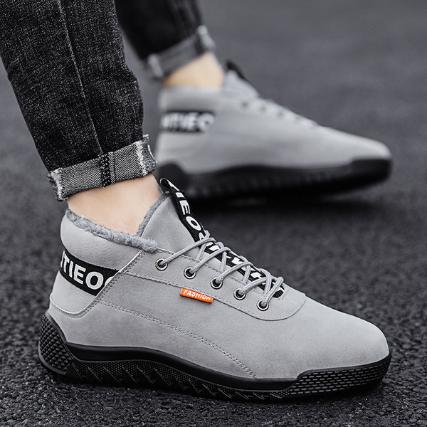 Férfi meleg cipő fűzővel és felirattal