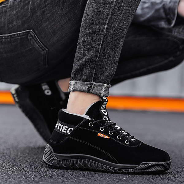 Férfi meleg cipő fűzővel és felirattal