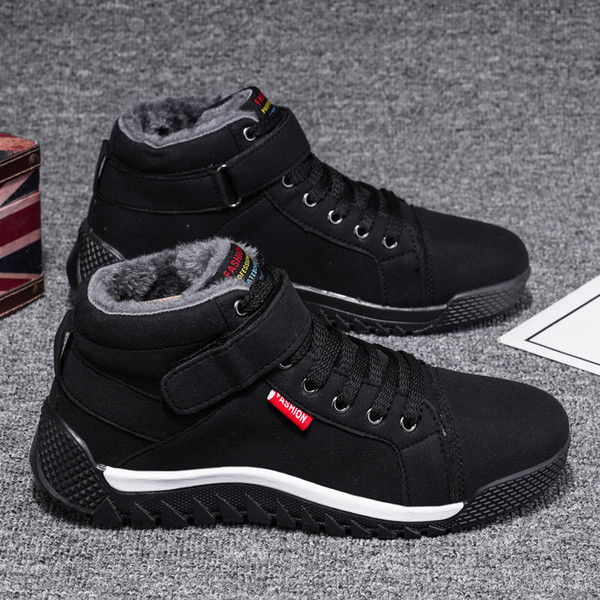 Téli férfi cipő folttal és meleg béléssel