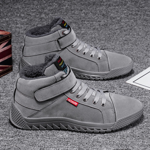 Téli férfi cipő folttal és meleg béléssel