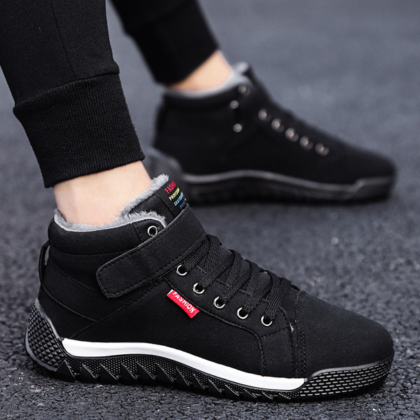 Téli férfi cipő folttal és meleg béléssel