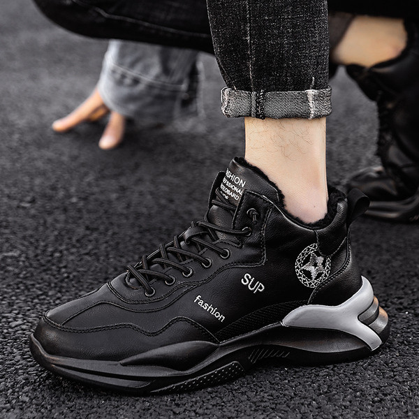 Új férfi tornacipő modell meleg béléssel, fekete színben