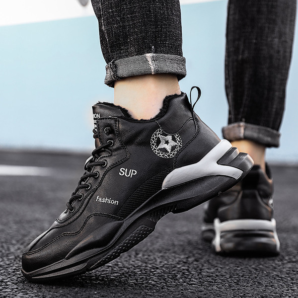 Új férfi tornacipő modell meleg béléssel, fekete színben