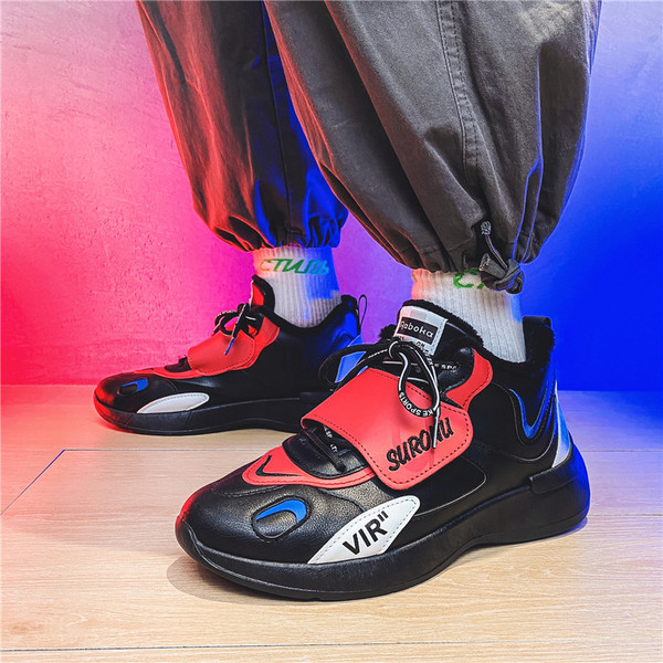 Új férfi tornacipő modell tépőzárral és béléssel