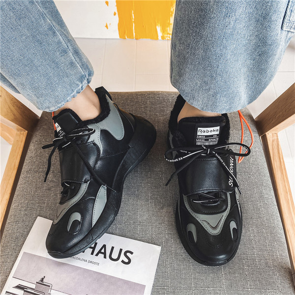 Új férfi tornacipő modell tépőzárral és béléssel