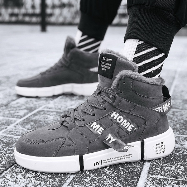 Alkalmi férfi cipő feliratokkal, lapos talppal