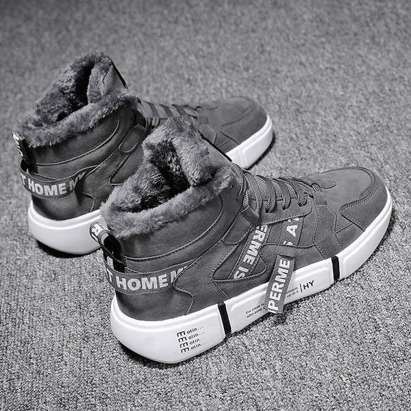 Alkalmi férfi cipő feliratokkal, lapos talppal