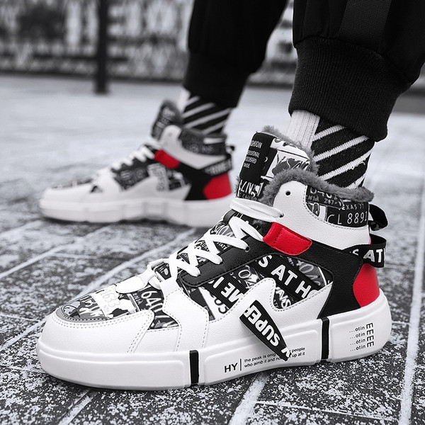 Alkalmi férfi cipő feliratokkal, lapos talppal