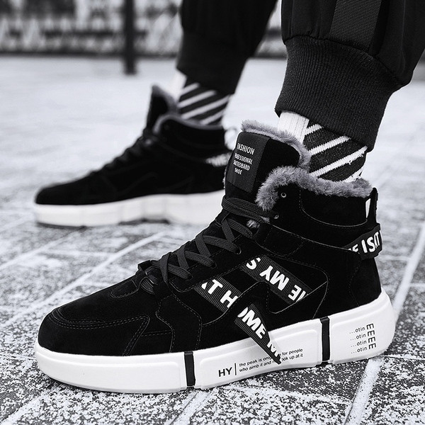 Alkalmi férfi cipő feliratokkal, lapos talppal