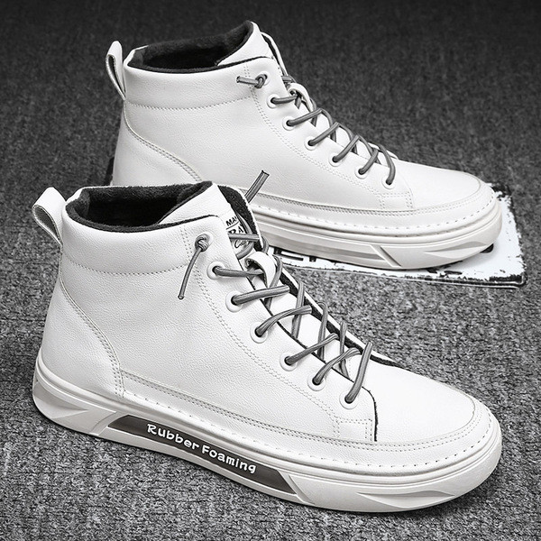 Férfi bőrcipő emblémával és fűzővel