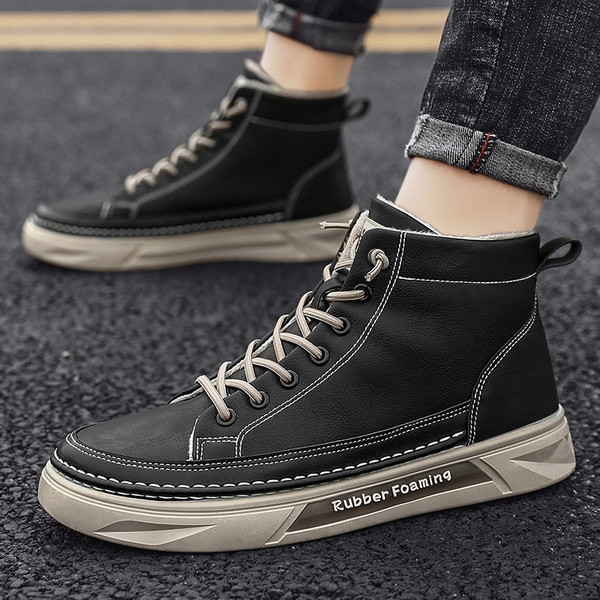 Férfi bőrcipő emblémával és fűzővel