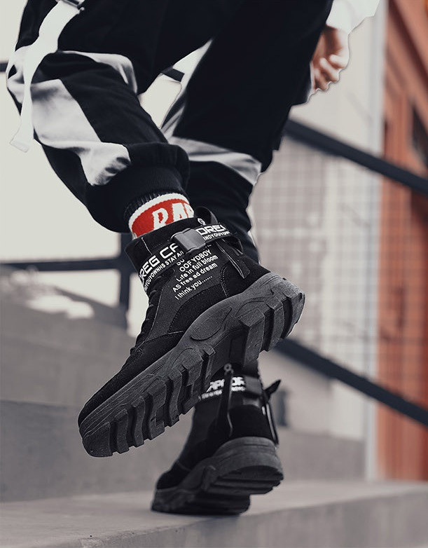 Férfi aktuális téli cipő magas talppal, feliratokkal