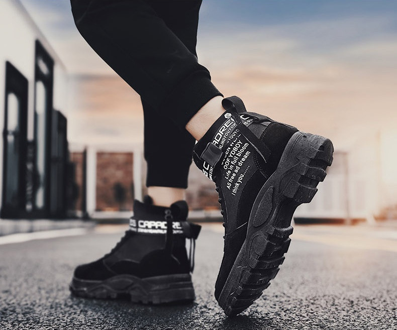 Férfi aktuális téli cipő magas talppal, feliratokkal