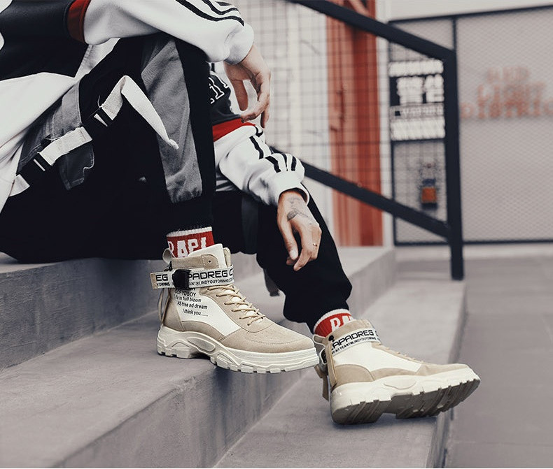 Férfi aktuális téli cipő magas talppal, feliratokkal