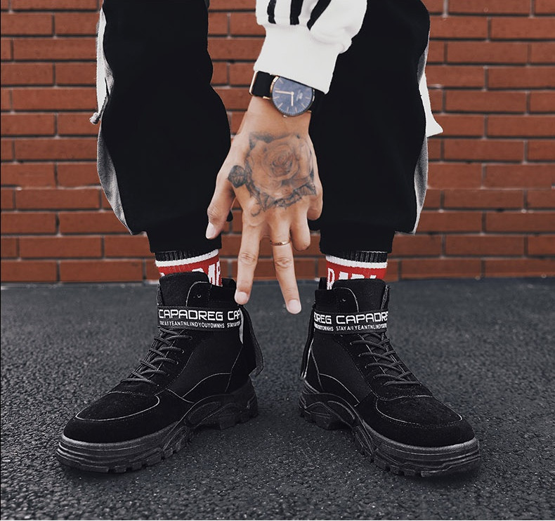 Férfi aktuális téli cipő magas talppal, feliratokkal