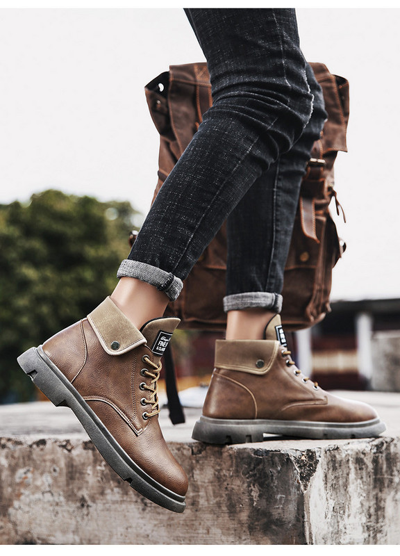 Eko bőrből készült stílusos férfi csizma lapos talppal és fűzővel