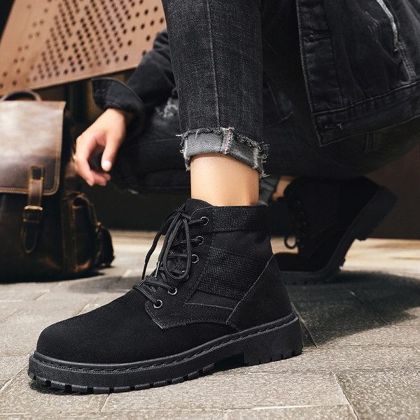 Férfi vászoncsizma durva talppal és fűzővel