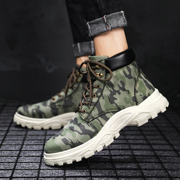 Férfi terepszínű csizma fűzővel