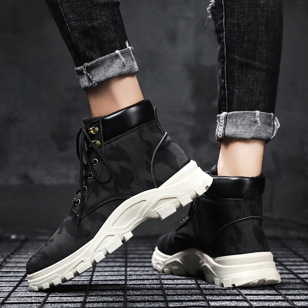 Férfi terepszínű csizma fűzővel