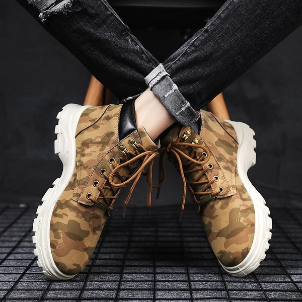 Férfi terepszínű csizma fűzővel