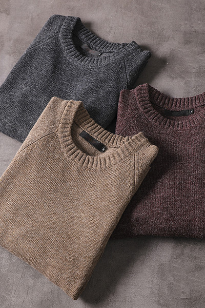 Kötött férfi pulóver ovális nyakkivágással