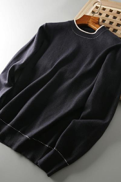 Pehelyszínű férfi pulóver ovális nyakkivágással, fekete színben