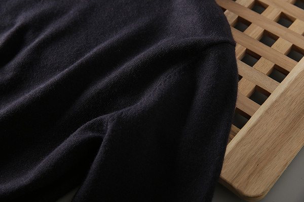 Pehelyszínű férfi pulóver ovális nyakkivágással, fekete színben