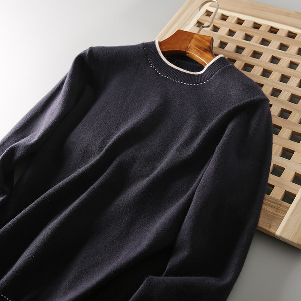 Pehelyszínű férfi pulóver ovális nyakkivágással, fekete színben