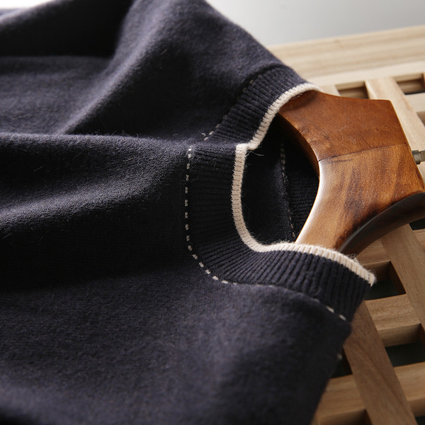 Pehelyszínű férfi pulóver ovális nyakkivágással, fekete színben