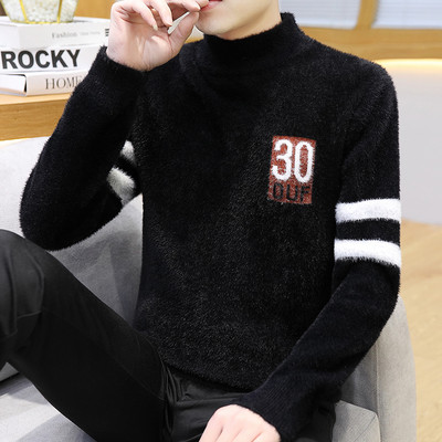 Modern férfi pulóverre szabott modell felirattal