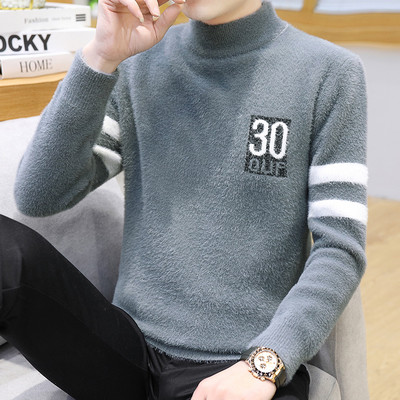 Modern férfi pulóverre szabott modell felirattal