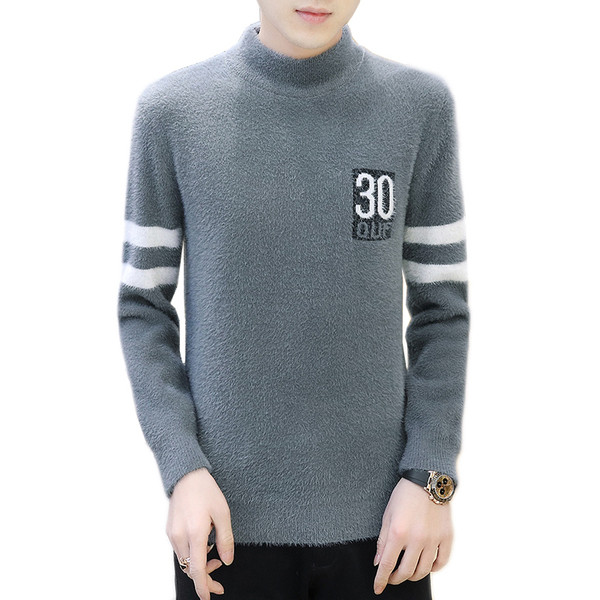 Modern férfi pulóverre szabott modell felirattal