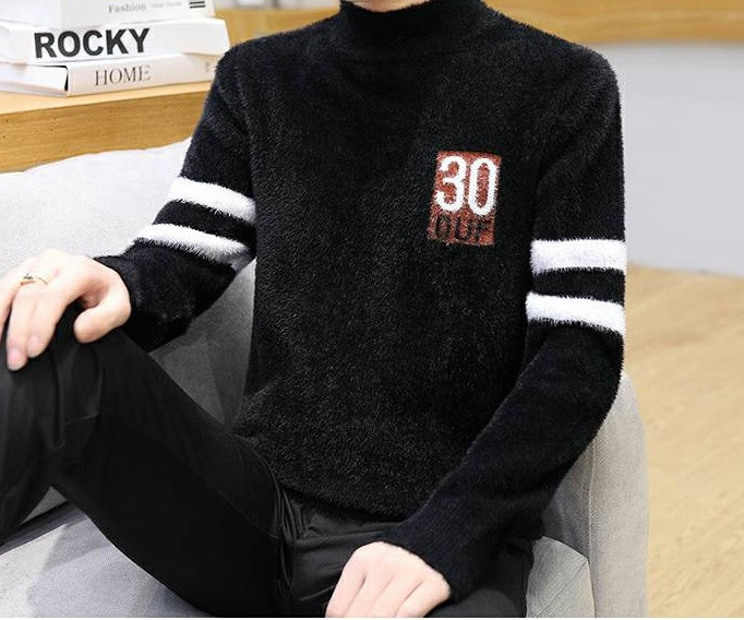 Modern férfi pulóverre szabott modell felirattal