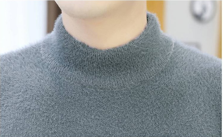 Modern férfi pulóverre szabott modell felirattal